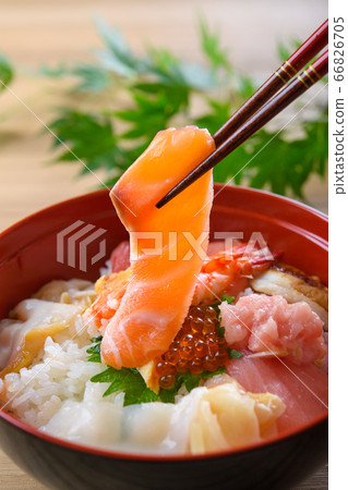 Bowl of rice topped with sashimi  66826705