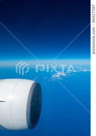 從噴氣客機上看到的下面的平流層天空和雲層垂直位置 從噴氣客機上看到的下面的平流層天空和雲層垂直位置 66827387