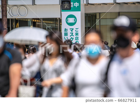 日本的東京城市景觀:路人戴著耐熱的面具= Kinshicho站和Parco前面的行人過路處 日本的東京城市景觀:路人戴著耐熱的面具= Kinshicho站和Parco前面的行人過路處 66827911