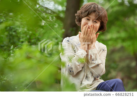 高級在公園散步 66828251