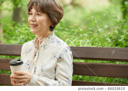 高級在公園散步 66828610