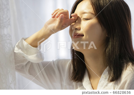 Relaxed young woman in shirt 66828636
