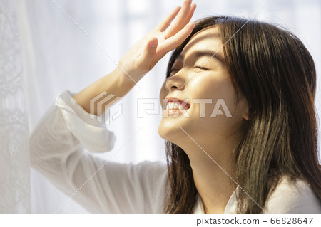 輕鬆的年輕女子，穿著襯衫 66828647