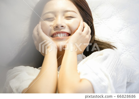 躺在床上的一個少婦 躺在床上的一個少婦 66828686