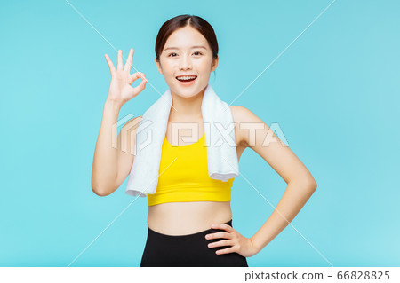 在藍色背景下穿著運動服的女人肖像 在藍色背景下穿著運動服的女人肖像 66828825