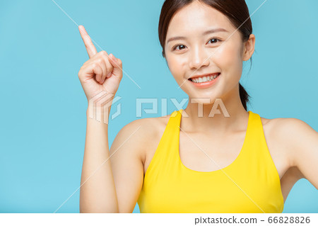 在藍色背景下穿著運動服的女人肖像 66828826