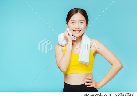 在藍色背景下穿著運動服的女人肖像 66828828