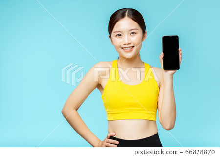 在藍色背景下穿著運動服的女人肖像 在藍色背景下穿著運動服的女人肖像 66828870