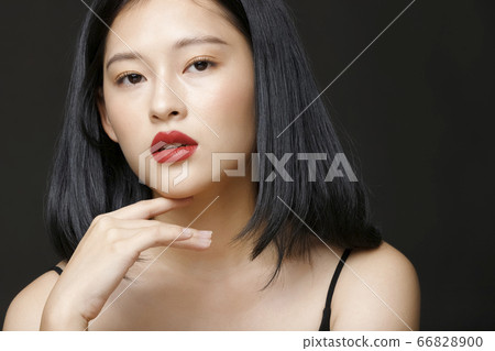 女人在黑色背景上的美女畫像 66828900