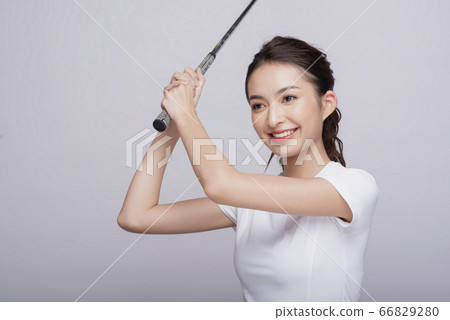 打高爾夫球的少婦 66829280