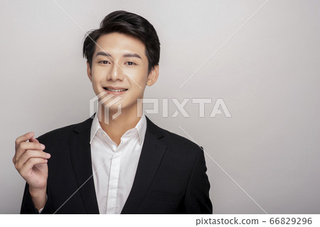 一個年輕人在一套西裝的商業肖像 66829296