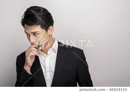 一個年輕人在一套西裝的商業肖像 66829310