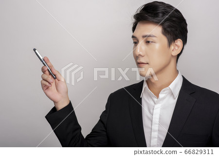 一個年輕人在一套西裝的商業肖像 66829311