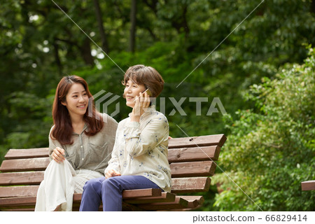 母親和女兒走 66829414