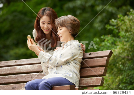 母親和女兒走 66829424