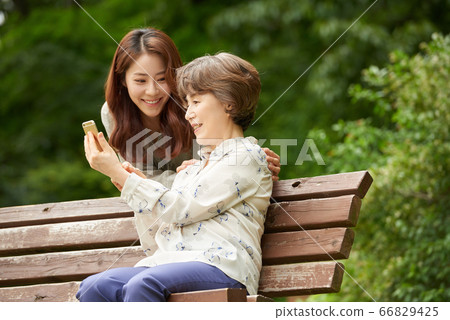 母親和女兒走 66829425