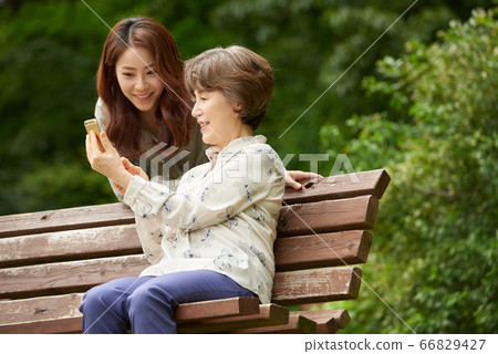 母親和女兒走 66829427