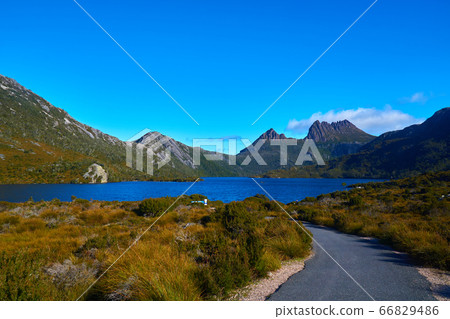 離開停車場後的步道上的鴿子湖和搖籃山景 66829486