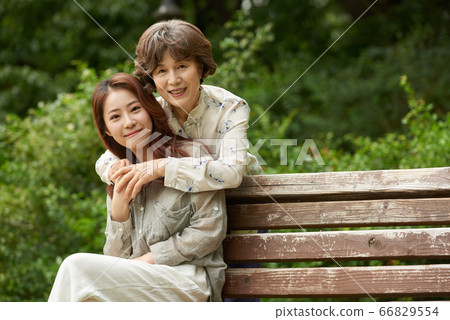 母親和女兒走 66829554