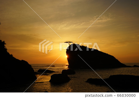 重島之松島重島海岸的三陸地質公園黎明 重島之松島重島海岸的三陸地質公園黎明 66830000