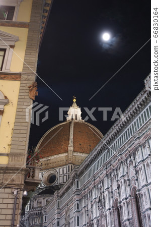 Moonlit duomo Moonlit duomo 66830164