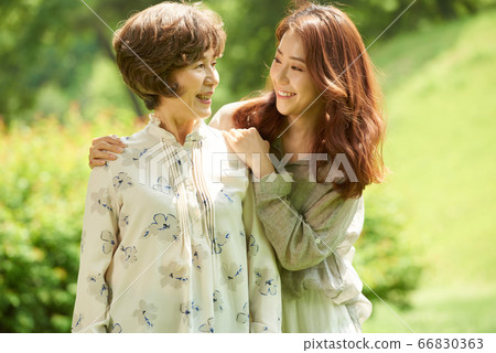 母親和女兒走 母親和女兒走 66830363