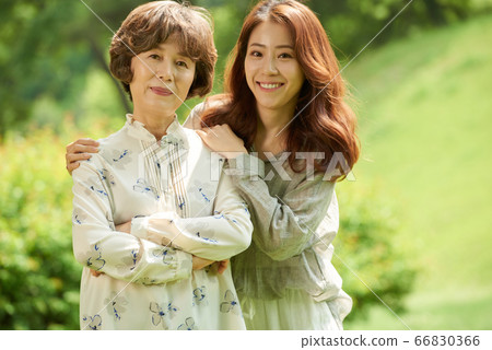 母親和女兒走 66830366