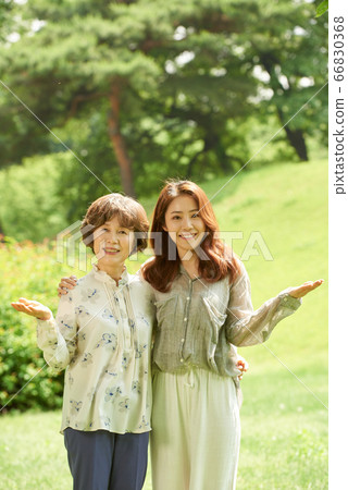 母親和女兒走 母親和女兒走 66830368