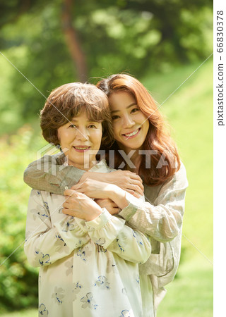 母親和女兒走 66830378