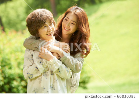 母親和女兒走 66830385