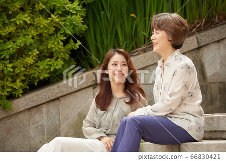 母親和女兒走 66830421