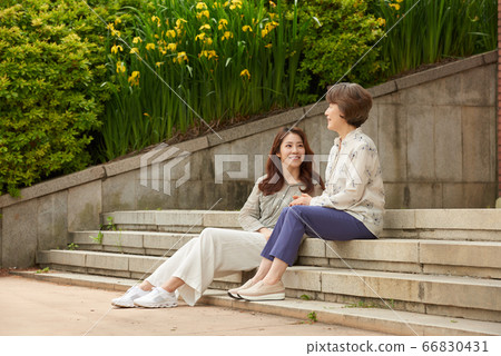 母親和女兒走 66830431