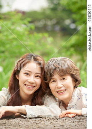 母親和女兒走 66830443