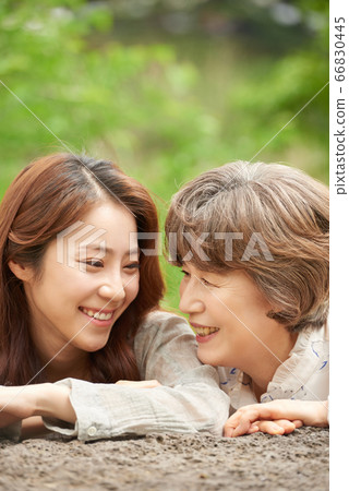 母親和女兒走 66830445