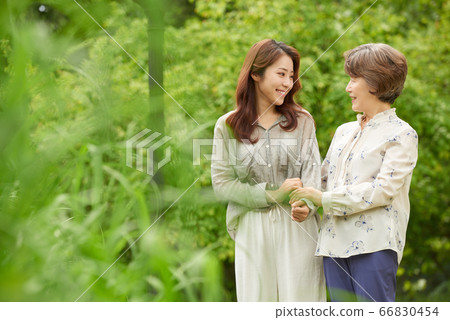 母親和女兒走 66830454