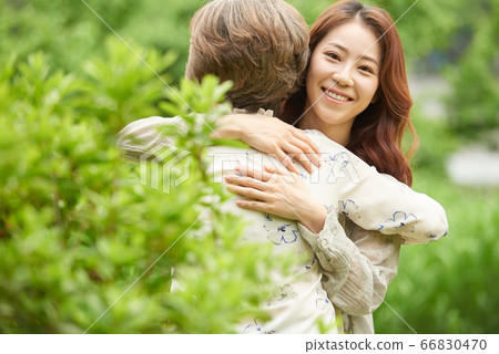 母親和女兒走 66830470