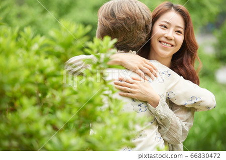 母親和女兒走 66830472