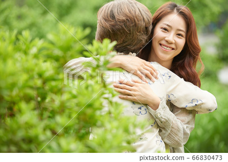 母親和女兒走 66830473