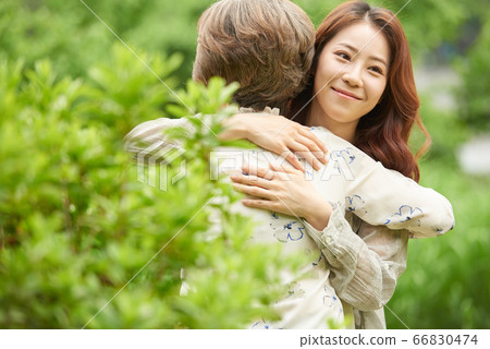 母親和女兒走 66830474