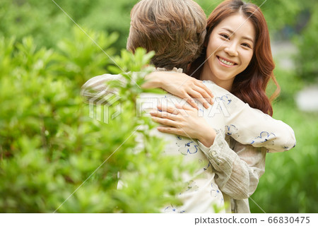 母親和女兒走 66830475