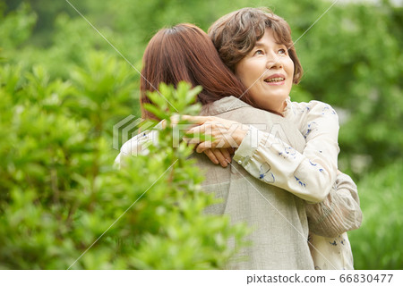 母親和女兒走 66830477