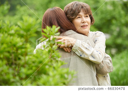 母親和女兒走 66830478