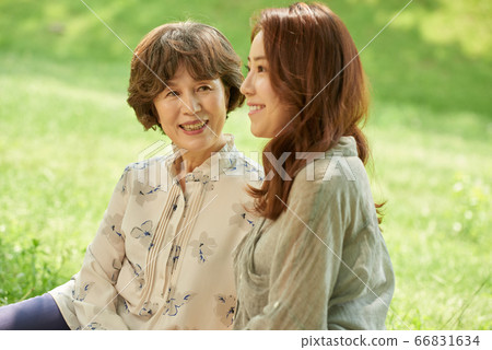 Picnicking mother and daughter 66831634
