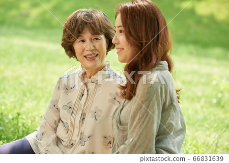 Picnicking mother and daughter Picnicking mother and daughter 66831639