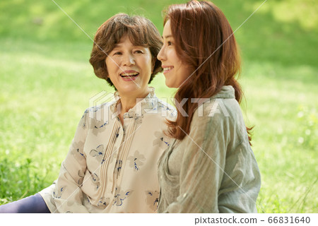 野餐的母親和女兒 66831640