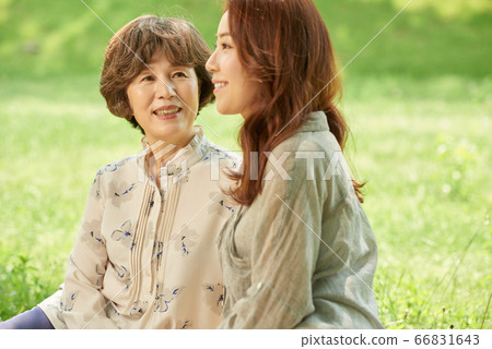 Picnicking mother and daughter 66831643