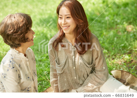 野餐的母親和女兒 66831649