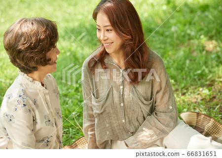 Picnicking mother and daughter Picnicking mother and daughter 66831651