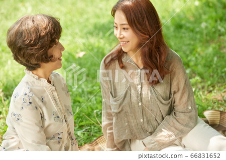 野餐的母親和女兒 66831652