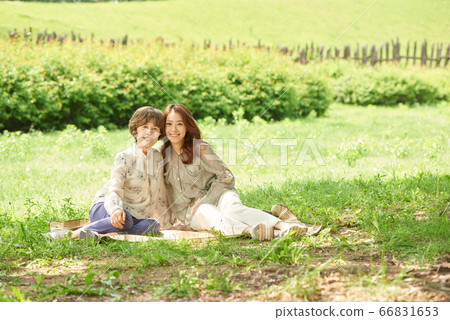 野餐的母親和女兒 66831653